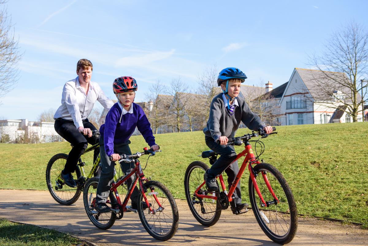 Today is the start of @Sustrans #BigWalkAndWheel. We're encouraging students to start the day by bike from 20-31 March - it's a fantastic way to build physical activity into everyday life and fight the climate crisis.

View our cycle to school advice: cyclinguk.org/family