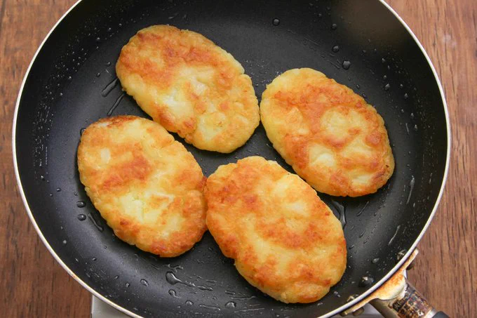 少ない量の油で作れるのはお手軽感があって嬉しい！簡単で美味しそうな「ハッシュポテト」レシピ！