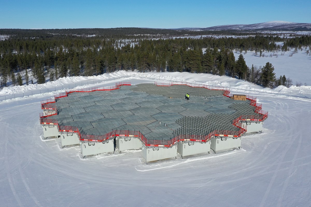 EISCATofficial's tweet image. #EISCAT3D Karesuvanto, Finland. 
16 of the 54 antenna units have their antenna elements mounted. Notice the two persons working in the array. The antenna elements are a lot smaller than our old #EISCAT antennas.