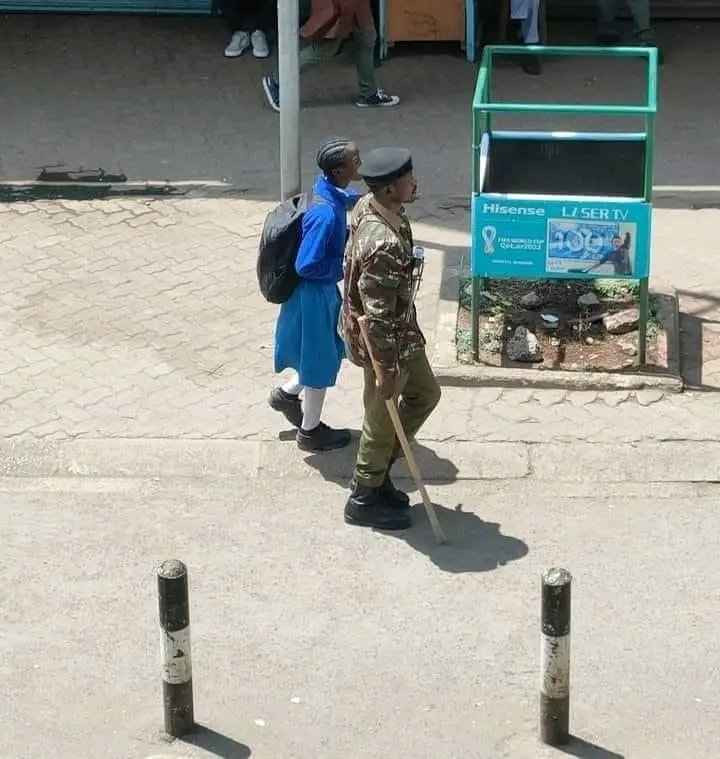 omwambaKE's tweet photo. Maandamano aside, this is undoubtedly the pic of the day! This is in Nairobi CBD! Things the media wont show you. Wow ❤️ https://t.co/LW0JACixOQ