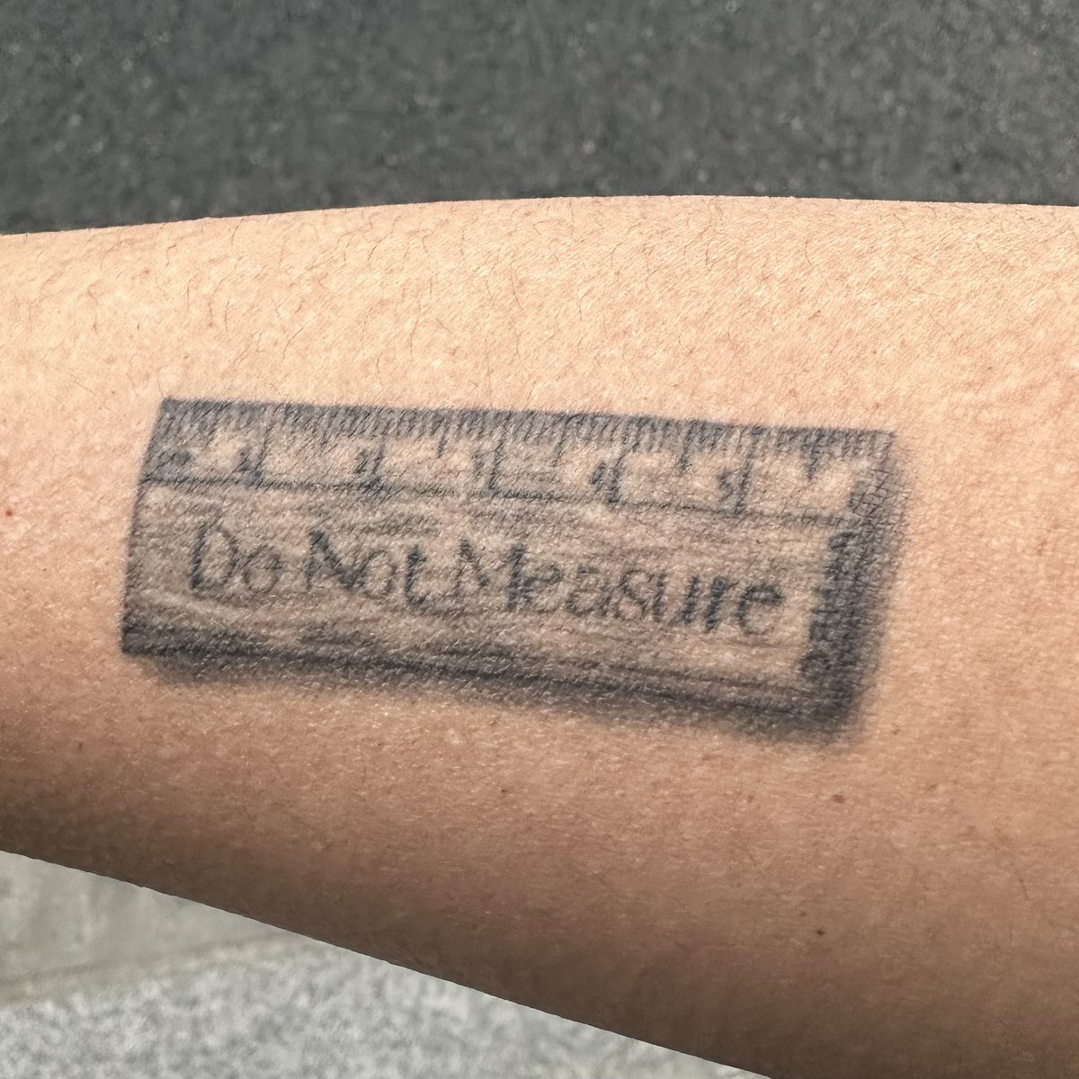 뱃지 디자인할 때 굉장히 유용한 나의 타투..
클라이언트 만나면 당당히 소매 걷고
‘한.. 이 정도 일거예요!’ 라고 말하는 희열이 있습니다.