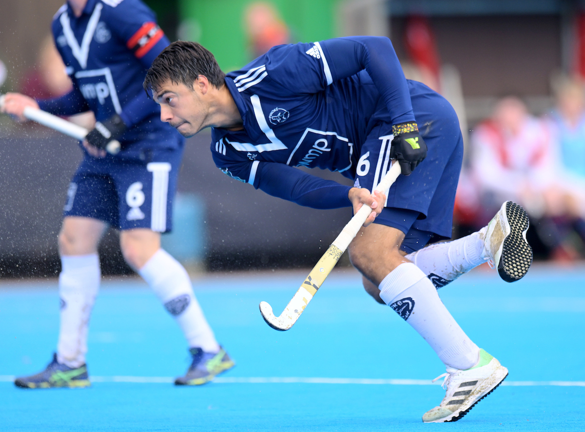 Alexander Hendrickx returned from injury to score for Pinoké as they got their first point of 2023 from a big battle with Klein Zwitserland in the men’s Hoofdklasse. 

More here: ehlhockey.tv/2023/03/19/hen…