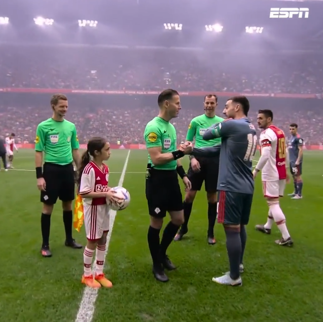 fanatikcomtr's tweet photo. Ajax kaptanı Dusan Tadic ile Feyenoord kaptanı Orkun Kökçü, hakemin gerçekleştirdiği hava atışında bir araya geldi. Hava atışının ardından hakemlerle tokalaşan Orkun, Tadic'i görmezden geldi.

◾ Tadic, depremzedeler için hazırlanan Türk bayraklı pazubendi takmamıştı. https://t.co/HpoLOJlsNK