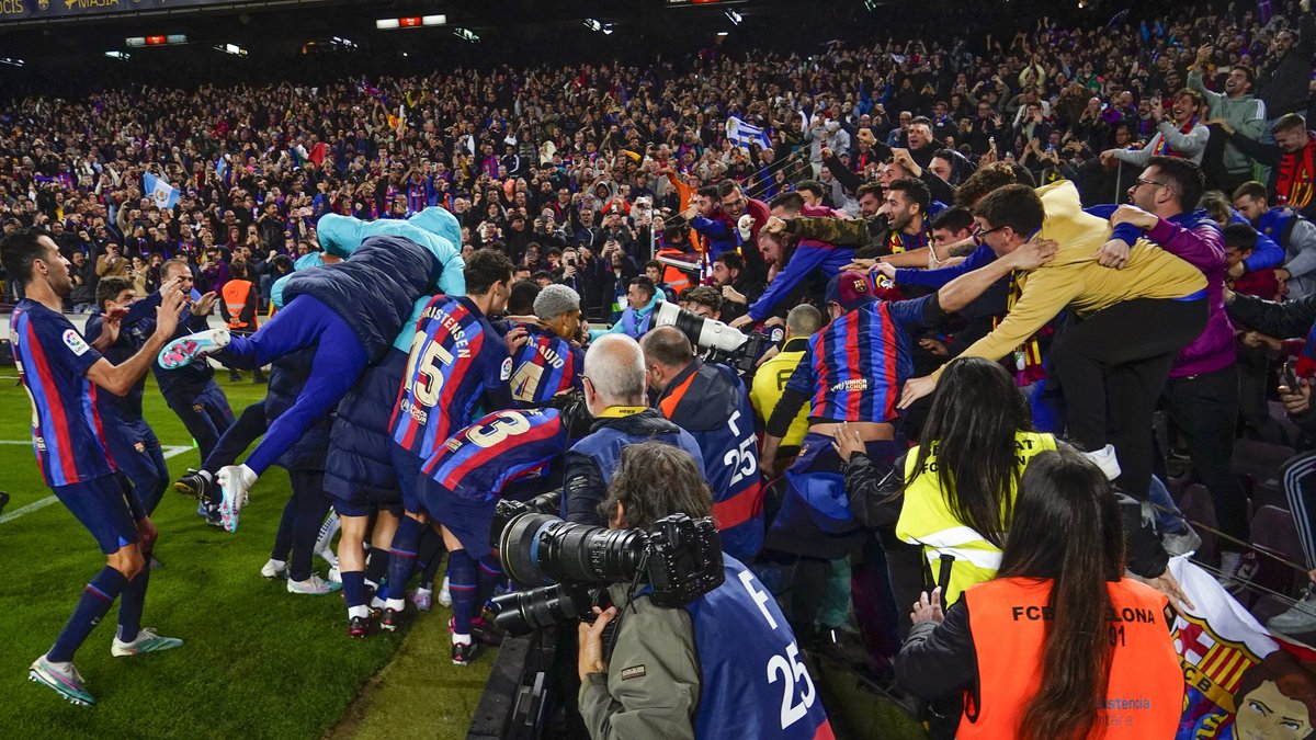ActuFoot_'s tweet photo. Le FC Barcelone a réalisé hier la 100ème victoire contre le Real Madrid toutes compétitions confondues. 💯💙❤️ https://t.co/wT6Ew5vAOa