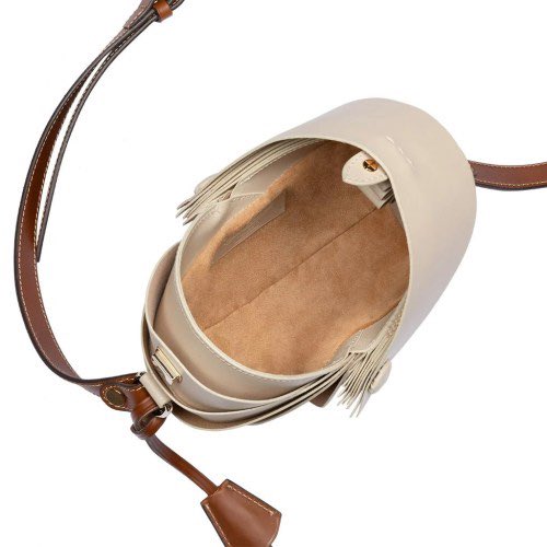 Chestnutcollect's tweet photo. ‘Opera' in Italian means 'masterpiece', a fitting name for this crossbody which is a real masterpiece. Every bad is truly one-of-a-kind, the epitome of both Italian excellence and elegance and will elevate any outfit #italianhandmade #leathercraft #tuscany #sustainable #handbags https://t.co/5Ay8wwnEYC