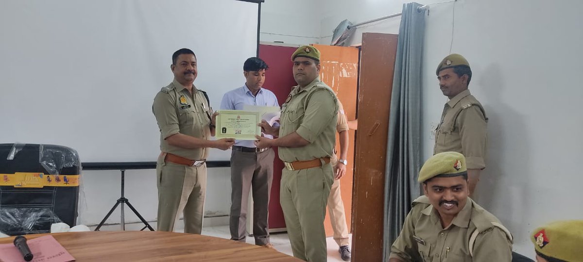 mainpuripolice's tweet image. 🚔#SPMainpuri विनोद कुमार के निर्देशन पर अपर पुलिस अधीक्षक राजेश कुमार द्वारा यूपी-112 पीआरवी कर्मियों को प्रशिक्षण प्राप्त करने के उपरांत प्रदान किये गए प्रमाण पत्र।

🔰मैनपुरी जिले में 20 पुलिस कर्मियों को दिया गया प्रशिक्षण।

#UP112 #UPPolice