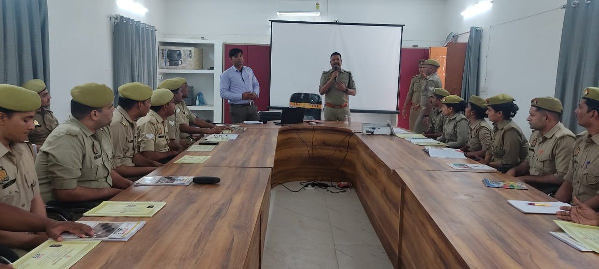 mainpuripolice's tweet image. 🚔#SPMainpuri विनोद कुमार के निर्देशन पर अपर पुलिस अधीक्षक राजेश कुमार द्वारा यूपी-112 पीआरवी कर्मियों को प्रशिक्षण प्राप्त करने के उपरांत प्रदान किये गए प्रमाण पत्र।

🔰मैनपुरी जिले में 20 पुलिस कर्मियों को दिया गया प्रशिक्षण।

#UP112 #UPPolice