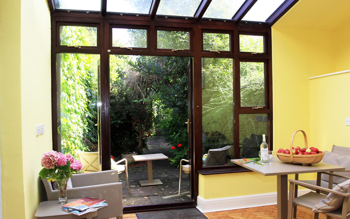 TheHolidayCots's tweet image. Book your next vacation to Wales and stay at the Edwardian No 81 Eastgate. It is a great base for visiting the vibrant city of Cardiff.
🛌Sleeps 1-6
theholidaycottages.co.uk/Glamorgan/15663 
#Eastgate #Cowbridge #Glamorgan #SelfCatering #Wales #Vacation #Edwardian #MarketTown #PlayRoom