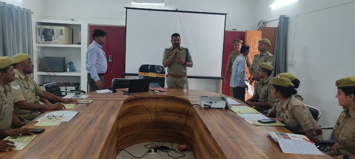 mainpuripolice's tweet image. 🚔#SPMainpuri विनोद कुमार के निर्देशन पर अपर पुलिस अधीक्षक राजेश कुमार द्वारा यूपी-112 पीआरवी कर्मियों को प्रशिक्षण प्राप्त करने के उपरांत प्रदान किये गए प्रमाण पत्र।

🔰मैनपुरी जिले में 20 पुलिस कर्मियों को दिया गया प्रशिक्षण।

#UP112 #UPPolice