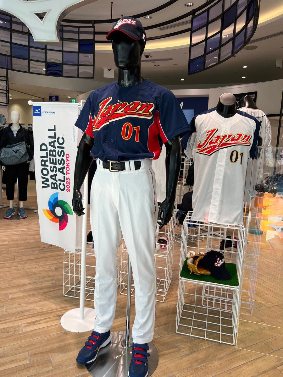 ミズノオオサカ茶屋町では、歴代のユニフォームを展示中。写真撮影もOK