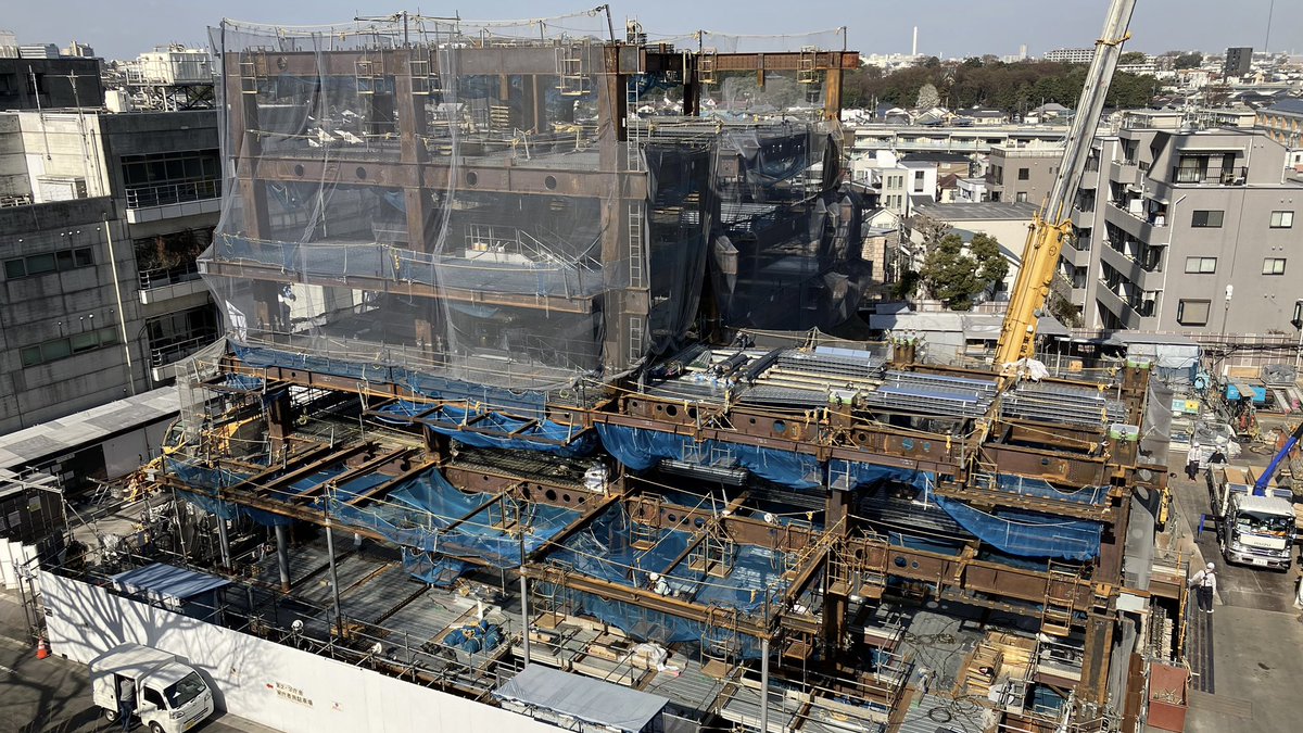 setagaya_eizen's tweet photo. 現在、本庁舎等整備の工事現場では、令和５年９月末の１期棟完成に向けて、地上部分��鉄骨組立て作業を行っています。引き続き安全第一で工事を進めていきます。＃世田谷　#世田谷区本庁舎等整備 https://t.co/z6m6QKm0Qs