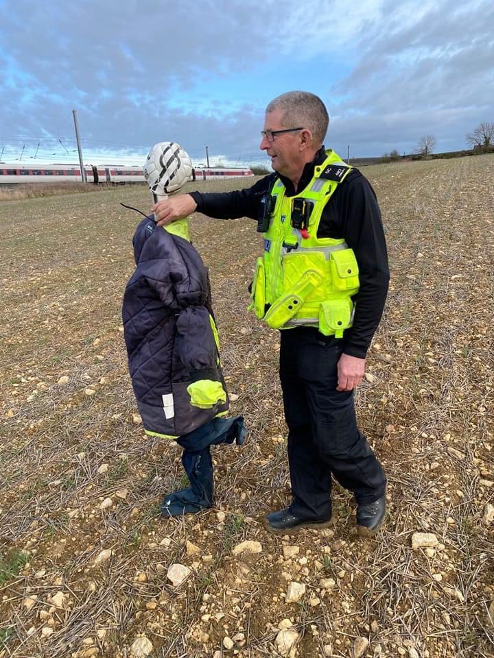 However it was one of our finest, a real life farming Special Constable, who found the tragic scarecrow just asleep on the job. 

Uprighted and given some bird scaring tips along with some jolly good words of advice, he was allowed to get back to work
2/2
#Joblikenoother #RCAT