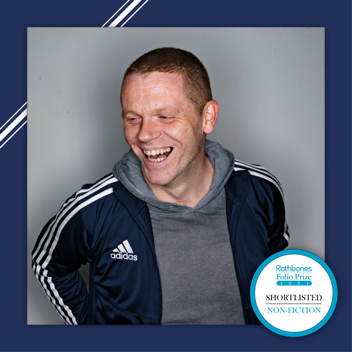 TheWritersPrize's tweet photo. We start this week with a Q&A with @lokiscottishrap, who spoke to us about his compulsion to write, and his favourite books of recent years.
#TheSocialDistanceBetweenUs, from @EburyPublishing , is shortlisted for the 2023 #RathbonesFolioPrize.
Q&A here: https://t.co/s1WRiK9aQP https://t.co/pzZNumrG6C