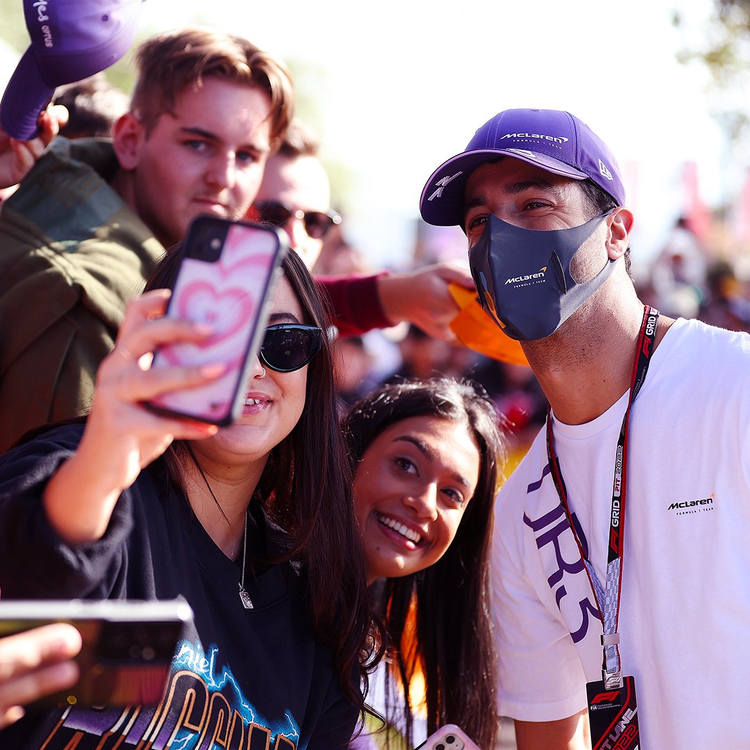 ausgrandprix's tweet photo. Reasons to love Albert Park in 2023: #️⃣🔟 Melbourne Walk 🇦🇺

The best place to get up close and personal with your favourite #F1 racing heroes as they arrive is the world-famous Melbourne Walk 🤳

INFO: https://t.co/Z3iGUDP0VG
#AusGP https://t.co/unzc0AUJIz
