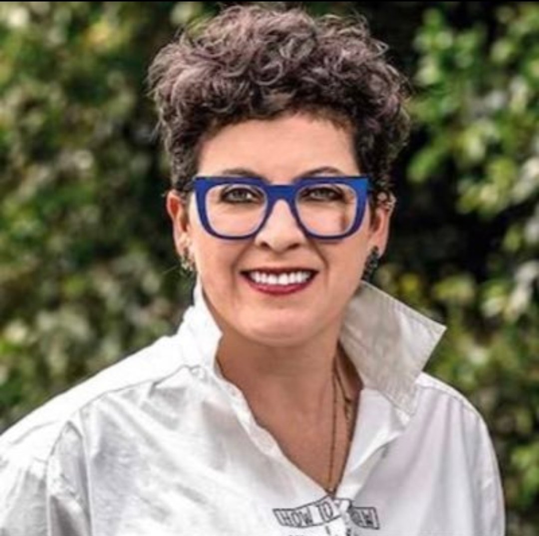 Tristeza enorme por la muerte de <a href="/Anavitrola/">SOY ANA (no ANITA) 🏳️‍🌈</a> La conocí hace muchos años en <a href="/Javeriana919fm/">Javeriana Estéreo Bogotá</a> y arrancó una carrera muy bella, con éxito enorme en la producción de cine y televisión. Muy triste por su partida. Gran profesional, gran ser humano.