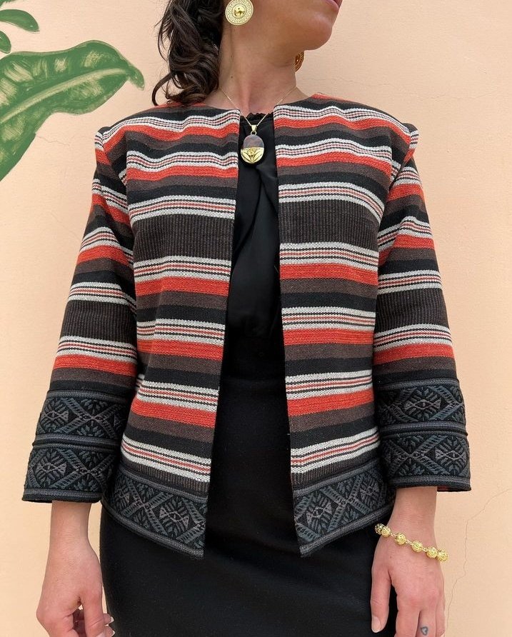 La nueva chaqueta Núa combina modernidad y tradición. Textil de algodón y técnicas artesanas de tradición local y un diseño a tono con los gustos más actuales.

Diseñada y hecha a mano en nuestros taller, con el mayor de los cuidados y muchísima dedicación.