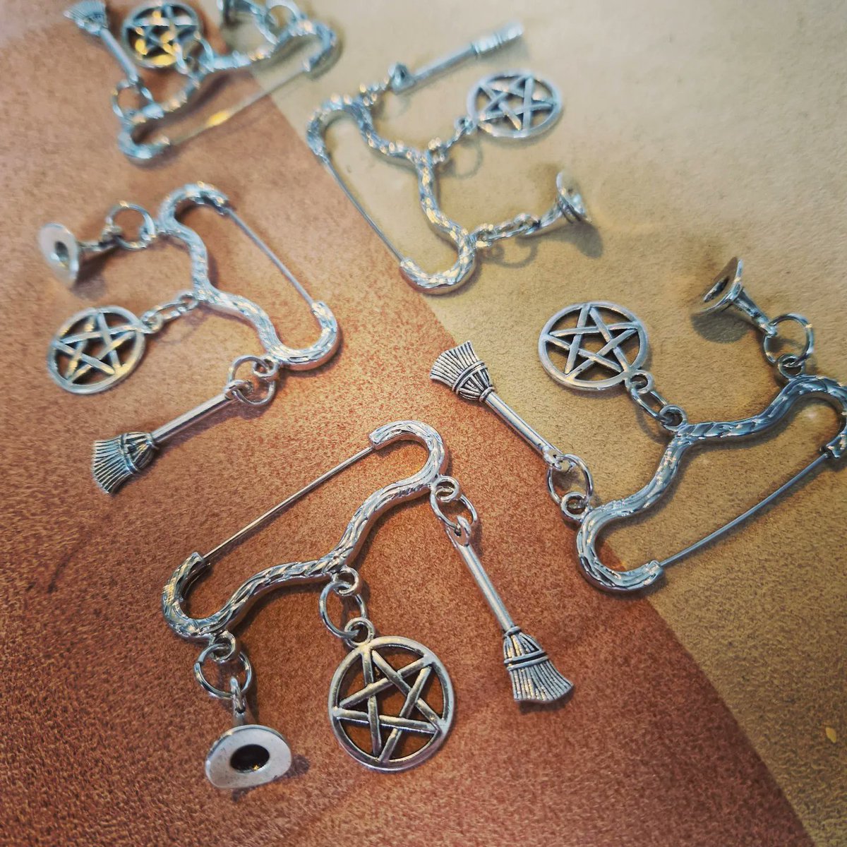 EveryonesSpirit's tweet photo. 🎈Yay, Our Bow Witch Brooches are back in stock, each with a Besom, hat, and pentagram.🧙‍♂️ All our items have #FREEUKshipping  https://t.co/nDel4d0Tgt 
 #witch #wiccan #pagan #besom #pentagram #pin #badge https://t.co/rUImVn4PLu