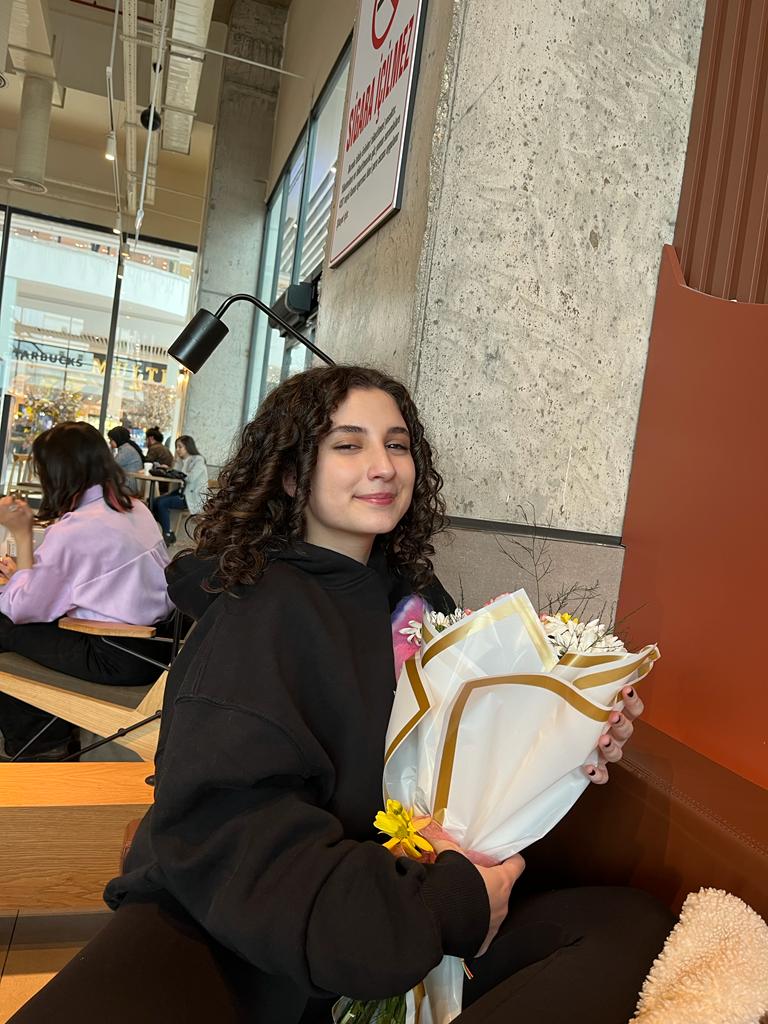 Seni kimsin ve seni  neden bu kadar seviyorlar