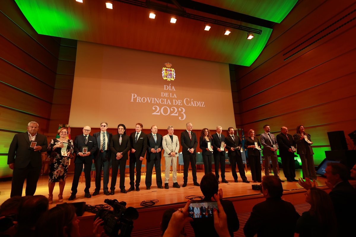 AlejandroSanz's tweet photo. Hoy he recibido la distinción de Hijo Predilecto de la provincia de Cádiz. Un privilegio que fortalece aún más todos los lazos que nos unen. Enhorabuena a todos mis compañerxs, en especial a Lola y su infinito talento. 
Gracias a la @diputacioncadiz por abrazarme y no soltarme 🙏 https://t.co/JTFd7Y2nJW