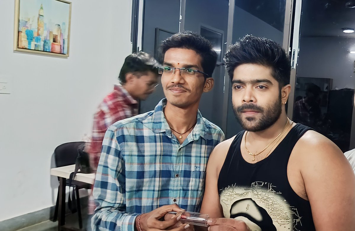 SRIJITH02's tweet photo. With Indian Idol &amp; Big Boss-6 Title Winner.

#singerrevanth #indianidol #bigboss6telugu #bigbosstelugu #bigboss6 #lvrevanth #singer #microartist #srijiththatikonda #srijithmicroartist #srijithmicrosculptor https://t.co/3LrwhZLDG0