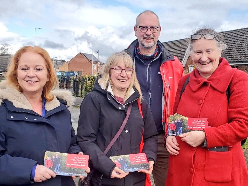 Lovely to be out speaking to residents with our terrific trio of councillors in Royds ward this weekend. 

🌹 Lots of support for @Angela4Royds and the Labour team in Buttershaw!