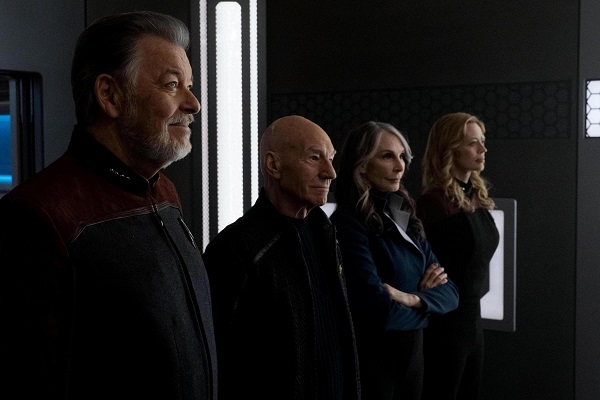 SHE IS SMILING. At Jean-Luc Picard. Okay let's all calm down.
We do spell "Perfection" the same way right? Like it's #BeverlyCrusher for you too?
Oh My #GatesMcFadden 

Preview images for #StarTrekPicard episode 306 "The Bounty"
📸 gates-mcfadden.com/2023/03/20/sta…