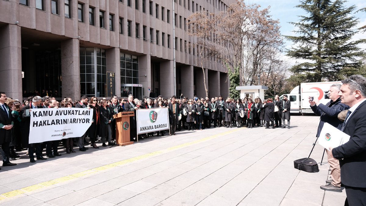 muskoroglu's tweet photo. Kamuda görev yapan tüm meslektaşımız adına Ankara Barosu olarak verilen sözlerin yerine getirilmesinin takipçisi olacağımızı yeniden ilan ediyoruz. 
Mesleğimiz hak ettiği saygınlığa kavuşuncaya dek çalışacağız ve mücadele etme kararlılığımız devam edecektir
@kamuavukatlari
🙏 https://t.co/PRtrMJzNB7