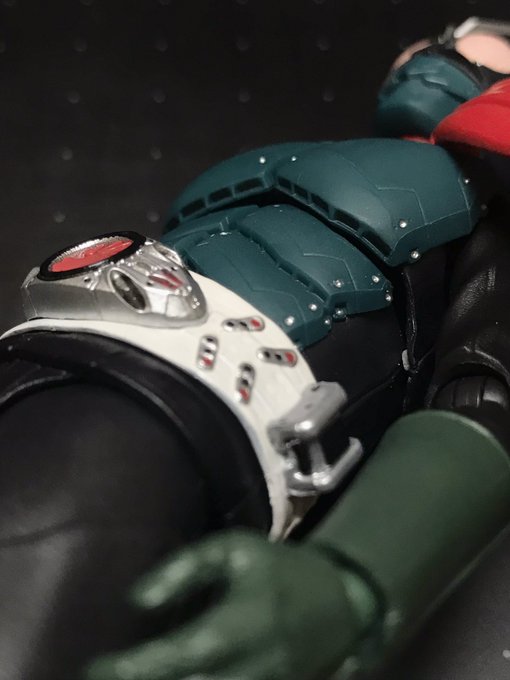 胸部プロテクターの下面の窪みまで黒で塗ってある。
細けーw 