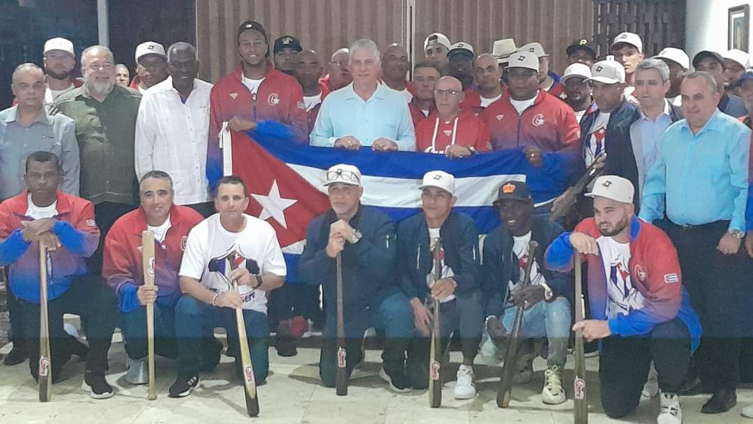 TaliaGonzlez42's tweet photo. #Cuba acoge orgullosa a su #TeamAsere 

@DiazCanelB los recibió en el aeropuerto internacional José Martí de La #Habana. https://t.co/gXqQjTcNgZ