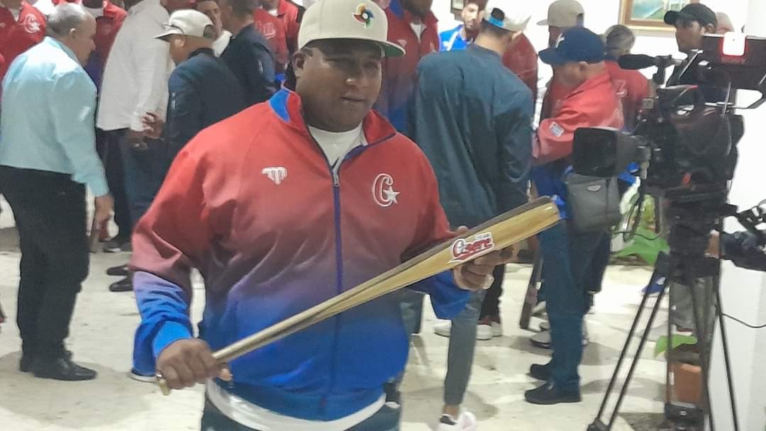 TaliaGonzlez42's tweet photo. #Cuba acoge orgullosa a su #TeamAsere 

@DiazCanelB los recibió en el aeropuerto internacional José Martí de La #Habana. https://t.co/gXqQjTcNgZ