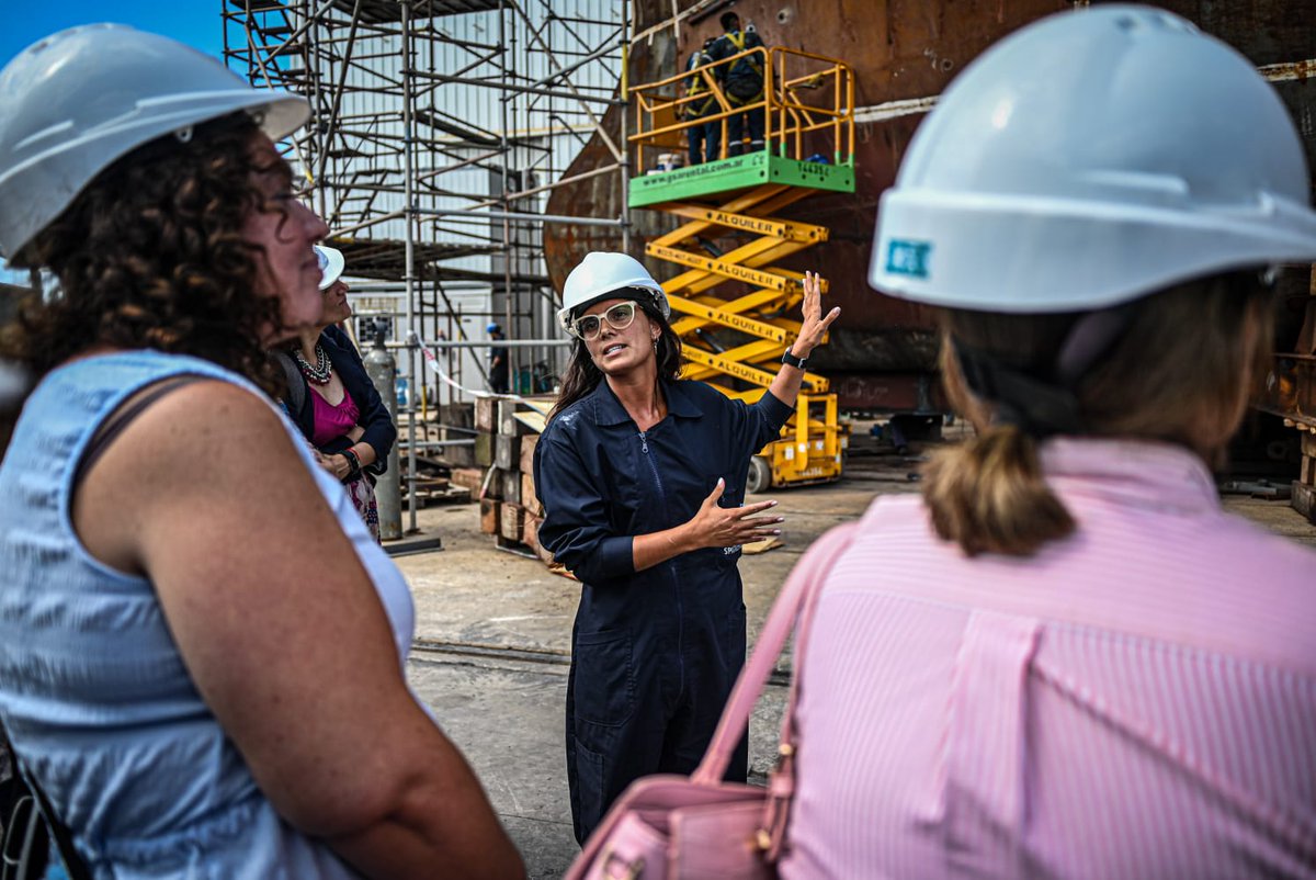 Por la tarde, además, se llevó adelante un encuentro sobre #IndustriasInclusivas con el equipo del Gabinete de Género, empresarias, gremios y universidades de nuestra ciudad. 
#industriasinclusivas #mujeres💪
#industriaargentina #igualdad
#desarrollo #Equidad