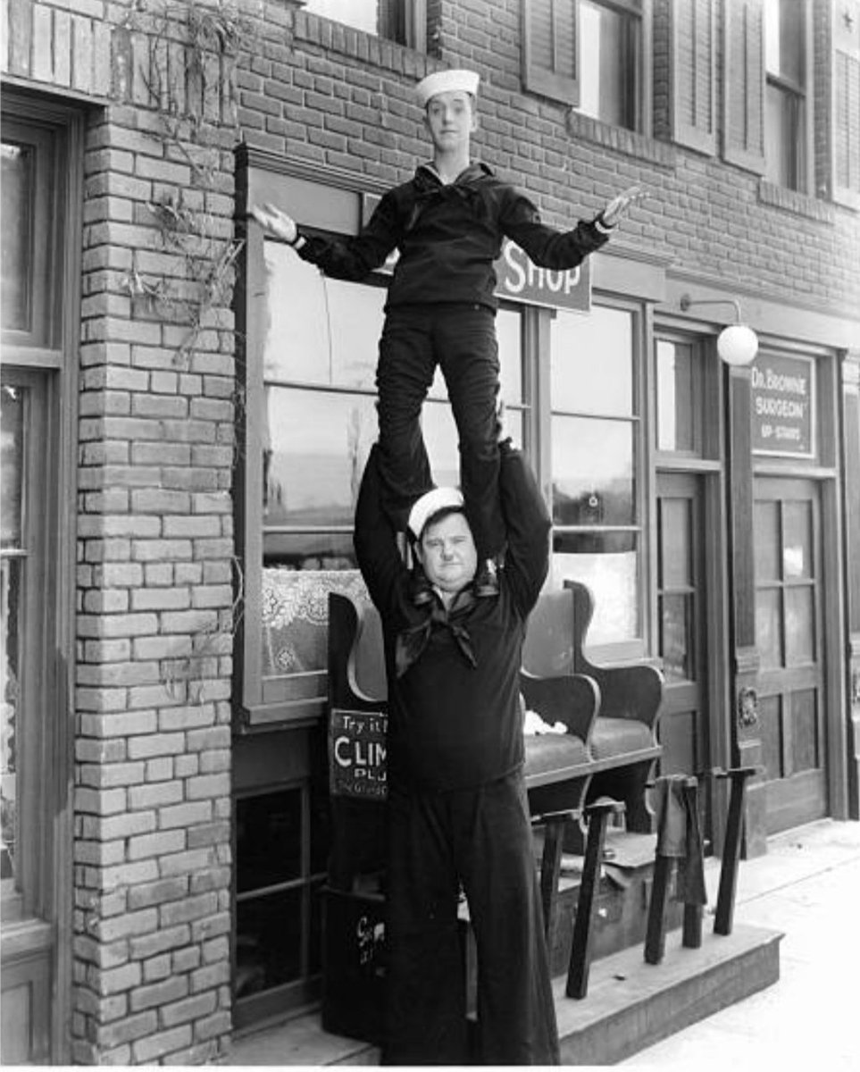 testedure258's tweet photo. L&H uno sulle spalle dell'altro, in una bella foto di scena da #TwoTars (1928) https://t.co/7ArBWS5HJh