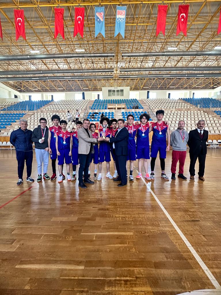 EROLKOCA1's tweet photo. 2022-2023 Sezonu Okul Sporları Genç Erkekler #Basketbol Kumluca İlçe Birinciliği müsabakaları ödül töreniyle sona erdi. Şampiyon Kumluca Sınav Koleji oldu 
Dereceye giren tüm takımları tebrik ederiz.
📍Kumluca Spor Salonu @kasapoglu @GSB_Antalya @atayuslu @YGrhan @AntalyaValilik https://t.co/bP2hCYJgEz