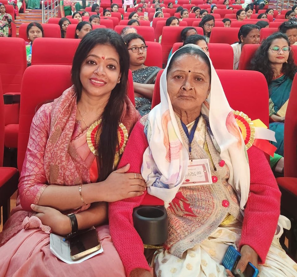 OraonNesha's tweet image. इनसे मिलिए, ये हैं पद्मश्री छुटनी देवी-इनसे आज महिला सम्मान कार्यक्रम में मिली

ख़ुद डायन प्रथा व अंधविश्वास की शिकार थीं- इनके अनुभव ने इन्हें प्रेरणा दी कि इस कुप्रथा की शिकार, अन्य पीड़ित महिलाओं की ये मदद करें

2001 से ही इस अन्धविश्वास के ख़िलाफ़ इनका संघर्ष जारी है