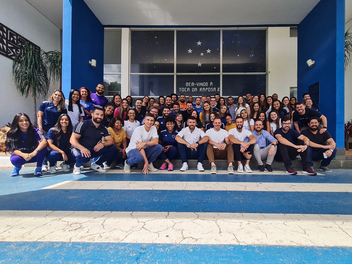 Nesta manhã, Pezzolano e Comissão Técnica se despediram da nossa equipe na Toca II. @papapezzolano, Matias Filipini, @onzaalvarez e Matín Varini obrigado por tudo que vocês nos proporcionaram! Sucesso na nova caminhada! 💙🦊 📷 @ggaleixo / Cruzeiro