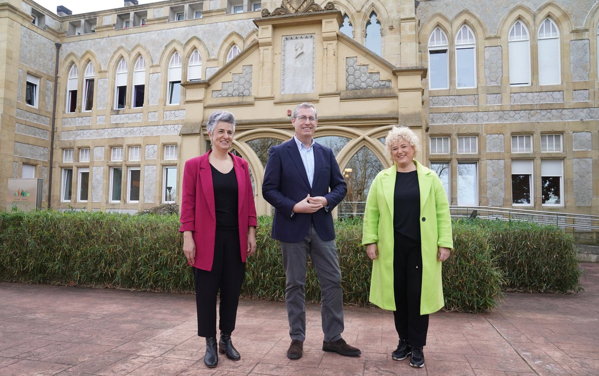 Markel Olanok, Diputatu Nagusia, eta Maite Peñak, Gizarte Politiketako Diputatua, Zorroaga Fundazioa bisitatu dute egoitzen eredu berrira instalazioak egokitzeko lanen hasieran. Aintzane Uriguen Zuzendariak egin die harrera.