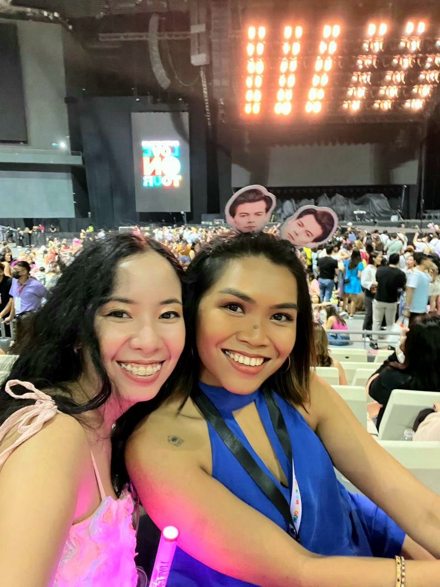 dianageorge001's tweet photo. hard reeling on a monday π @Harry_Styles #HSLOTPH #LoveOnTourPH #LoveOnTourManila https://t.co/FkrzdhdwDk