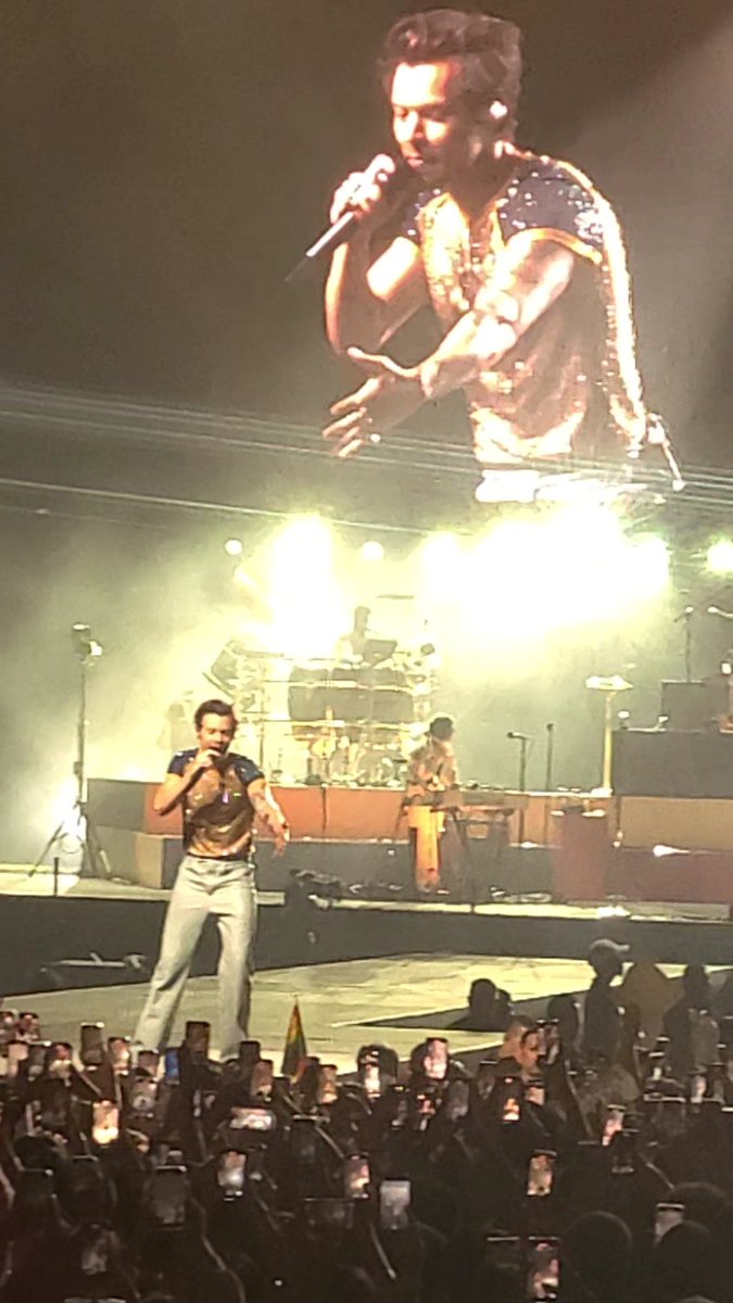 dianageorge001's tweet photo. hard reeling on a monday π @Harry_Styles #HSLOTPH #LoveOnTourPH #LoveOnTourManila https://t.co/FkrzdhdwDk