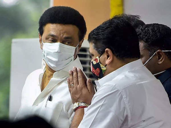 VigneshAnand_Vm's tweet photo. பாதாளச் சாக்கடைகளையும், கழிவுநீர் தொட்டிகளையும் மனிதர்களே சுத்தம் செய்யும் நடைமுறை, மானுடத்திற்கே களங்கமாய் விளங்குகிறது. இதனால் ஏற்படும் உயிரிழப்புகளை முற்றிலும் தடுப்பதற்காக, ஒரு புதிய திட்டத்தை அண்மையில் இந்த அரசு தொடங்கியுள்ளது. 

தூய்மைப் பணியாளர்களை தொழில்முனைவோர்களாக மாற்றி, நவீன இயந்திரங்கள் வாங்க வழிவகை செய்து, இத்திட்டம் தூய்மைப் பணிகளை பாதுகாப்பாக மேற்கொள்வதுடன், அவர்கள் வருவாய் ஈட்டிடவும் வழிவகுக்கும். முதற்கட்டமாக, இப்பணிபுரியும்போது இறக்க நேரிட்ட இப்பணியாளர்களின் குடும்பங்களுக்கும், இப்பணியில் தற்போது ஈடுபட்டுள்ள நபர்களுக்கும் அவர்களின் விருப்பத்தின் அடிப்படையில் முன்னுரிமை அளித்து பெருநகரச் சென்னை பகுதியில் இத்திட்டம் செயல்படுத்தப்படும். தேவையான திறன் பயிற்சியுடன் இயந்திரங்களையும், பாதுகாப்புக் கருவிகளையும் கொள்முதல் செய்திடவும் சிறப்பு மானியம் வழங்கப்படும். 

இந்த முன்னோடி முயற்சியின் அடிப்படையில், இத்திட்டம் மாநிலம் முழுவதும் விரிவுபடுத்தப்படும்.

- #TNBudget2023 @ptrmadurai  @mkstalin  🥰