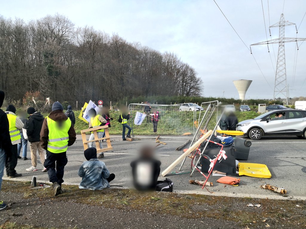 Cause_du_Peuple's tweet photo. ❌🔥 #ReformesDesRetraites | Ce matin, vente de la Cause du Peuple et participation de nos militant-e-s à l'opération "Ville morte" à #Rennes.

➡️ Comme jeudi dernier, quatre points de blocages ont causé plusieurs dizaines de kilomètres de bouchons dans l'agglomération. https://t.co/o4hOld4GF2