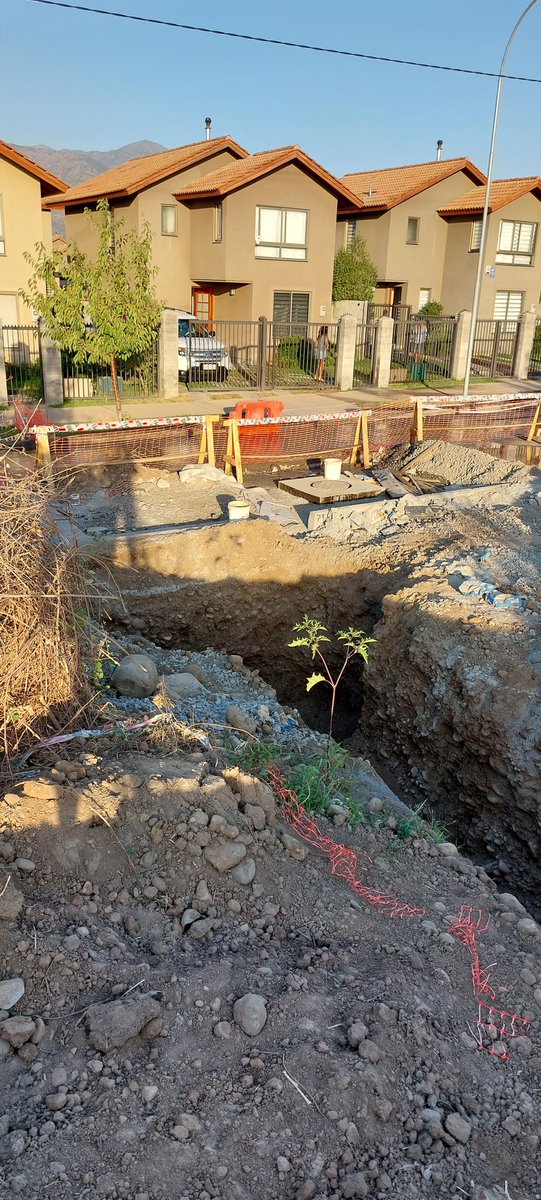 denunciamejor's tweet photo. Indolencia de parte de @pocuro con vecinos de Camino Las Rosas frente a Condominio La Trilla, 3meses de excavaciones profundas, perdida de agua, malas señaleticas e irregularidades laborales. Se solicita fiscalización del Municipio @JuanCarlosAbud 👁🚨@DirecDelTrabajo #Machalí https://t.co/PDJzy1IQrG