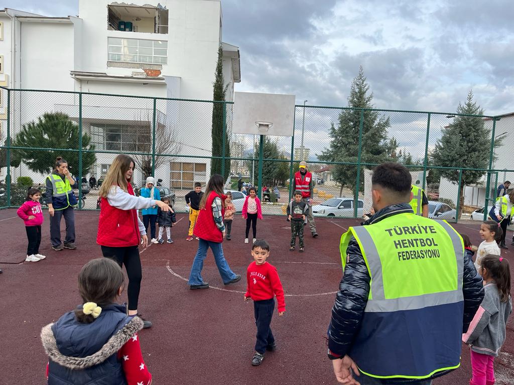 Hentbol_Fed's tweet photo. Kızılay iş birliğinde "Yaralarımızı Birlikte Sarıyoruz" projesi kapsamında depremzedelere moral verebilmek amacıyla oluşturduğumuz 13 kişilik Gönüllü Timimiz, Adıyaman'da bulunan çadır bölgesindeki çocuklarımızla hentbol beceri etkinlikleri gerçekleştirdi. https://t.co/57wEoFc2fL