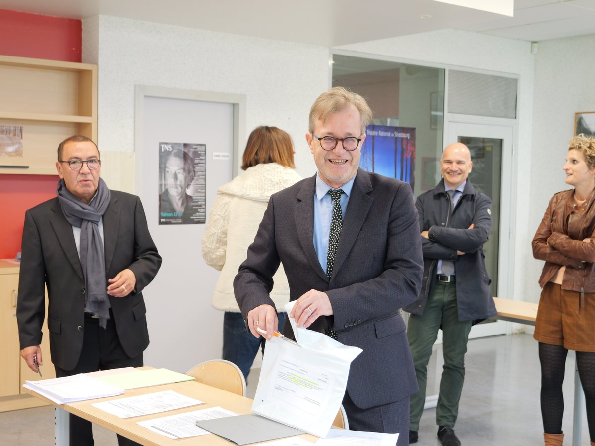 acstrasbourg's tweet photo. #Baccalauréat : lancement de l'épreuve de spécialité "éducation physique, pratique et culture sportive" (EPPCS) au @curie_lycee par @OlivierFaron. 
14 336 lycéens de @acstrasbourg planchent actuellement sur une des deux épreuves de spécialité choisie en début d'année scolaire. https://t.co/AqDFAYKkbI
