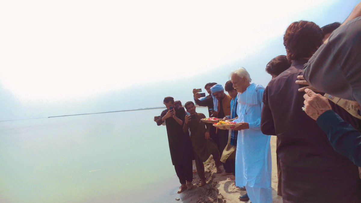 amjadmehdi17's tweet image. Yesterday we gathered at Indus riverbank in DIK to present flowers to Sindhu Saeen. The protest aimed to raise awareness on preserving the river ecosystem &amp;amp; its biota affected by climate change &amp;amp; flawed development. 
#LetTheRiversFlow 
#SaveRiverIndus