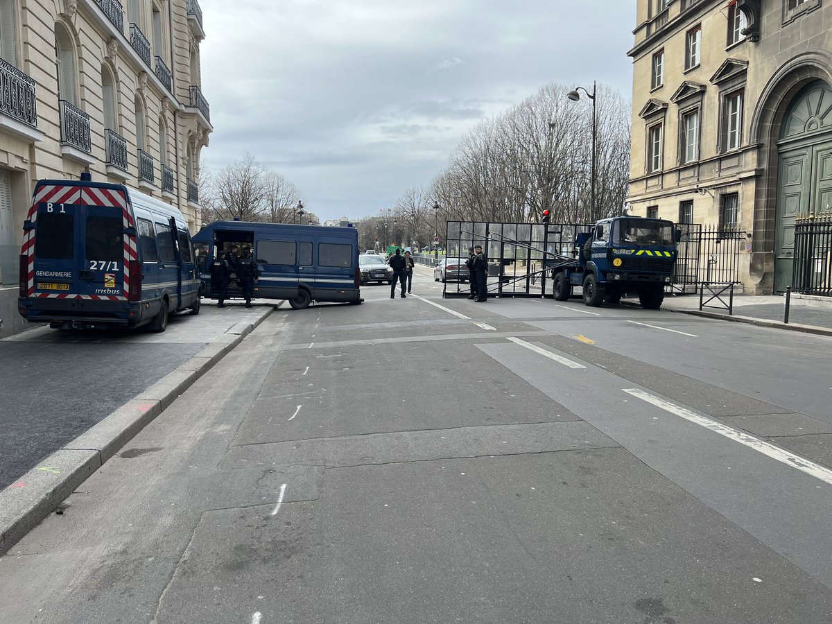 InfosFrancaises's tweet photo. PARIS : Plusieurs routes ont été coupées et des barrières anti-émeutes érigées autour de l’Assemblée nationale, avant le vote des motions de censure contre le gouvernement. #MotionDeCensureTransPartisane https://t.co/TJIJ92WIqe
