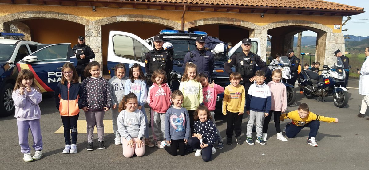 Hoy comenzó en nuestro Cole  la VII Semana de emergencias con la participación de la Policía Nacional en nuestras jornadas. La Unidad de prevención y reacción (U.P.R.) se acercó al centro con sus vehículos y la unidad de participación ciudadana.#cpsancucao