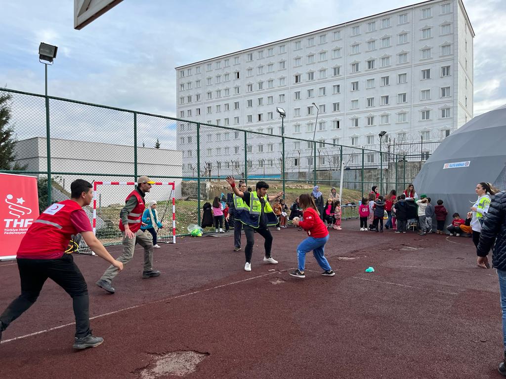 Hentbol_Fed's tweet photo. Kızılay iş birliğinde "Yaralarımızı Birlikte Sarıyoruz" projesi kapsamında depremzedelere moral verebilmek amacıyla oluşturduğumuz 13 kişilik Gönüllü Timimiz, Adıyaman'da bulunan çadır bölgesindeki çocuklarımızla hentbol beceri etkinlikleri gerçekleştirdi. https://t.co/57wEoFc2fL