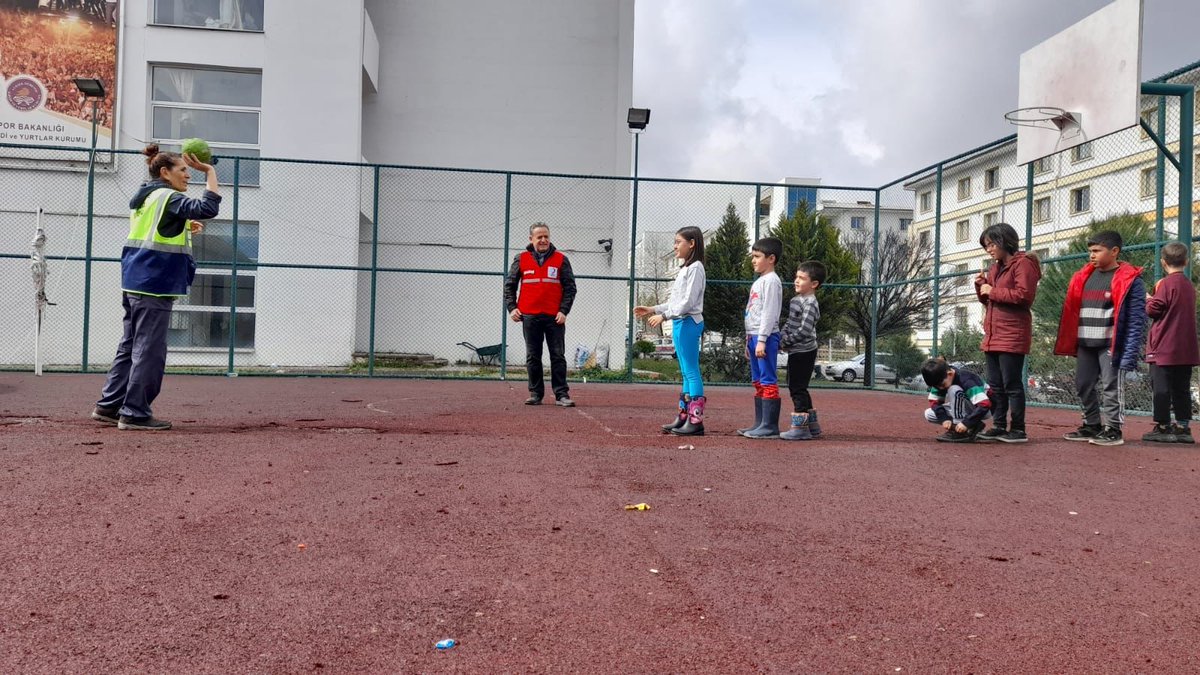Hentbol_Fed's tweet photo. Kızılay iş birliğinde "Yaralarımızı Birlikte Sarıyoruz" projesi kapsamında depremzedelere moral verebilmek amacıyla oluşturduğumuz 13 kişilik Gönüllü Timimiz, Adıyaman'da bulunan çadır bölgesindeki çocuklarımızla hentbol beceri etkinlikleri gerçekleştirdi. https://t.co/57wEoFc2fL