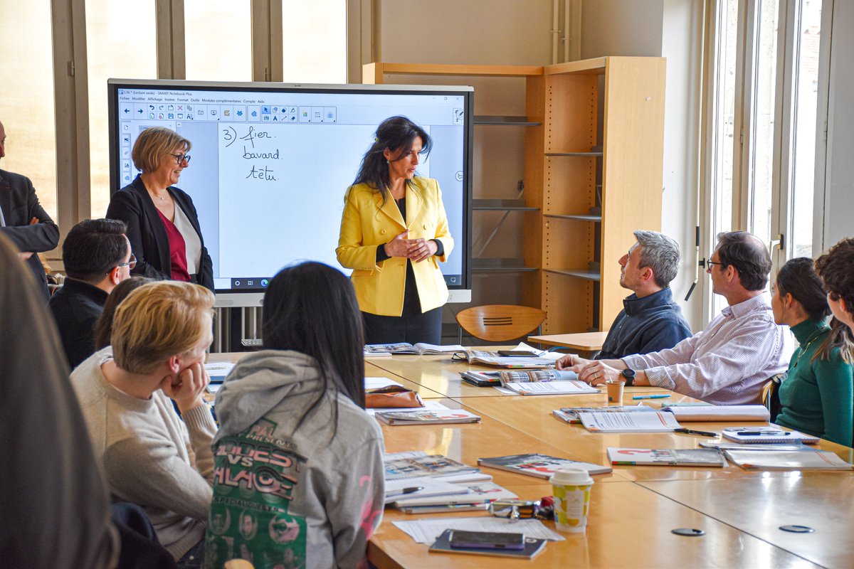 alliancefrparis's tweet photo. Aujourd'hui, à l'occasion de la journée internationale de la francophonie, nous avons eu le plaisir d'accueillir @CZacharopoulou et @sretailleau, qui souhaitaient rencontrer et échanger avec les étudiants de @alliancefrparis https://t.co/A1jSE7vfBI