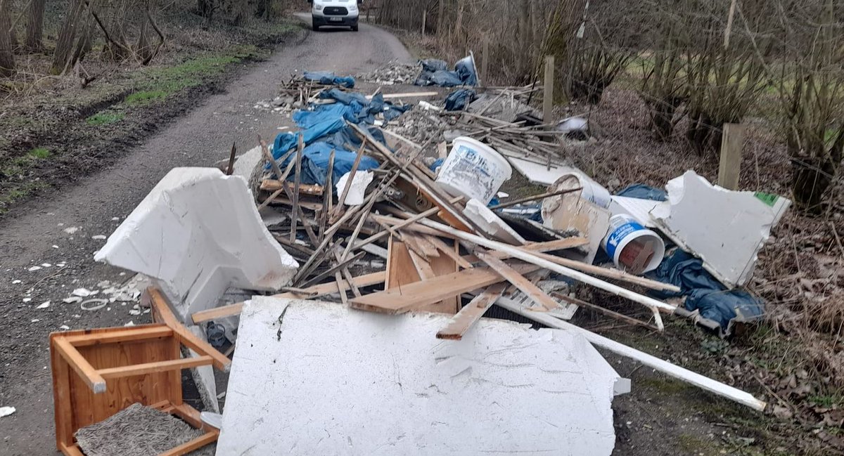 Nachdem vor knapp 10 Tagen Fässer mit 400 Litern Altöl in einem Waldstück in Ergste nah unserer #Wasserschutzzone illegal entsorgt wurden, wurde heute eine weitere Umweltstraftat entdeckt.
#illegaleentsorgung